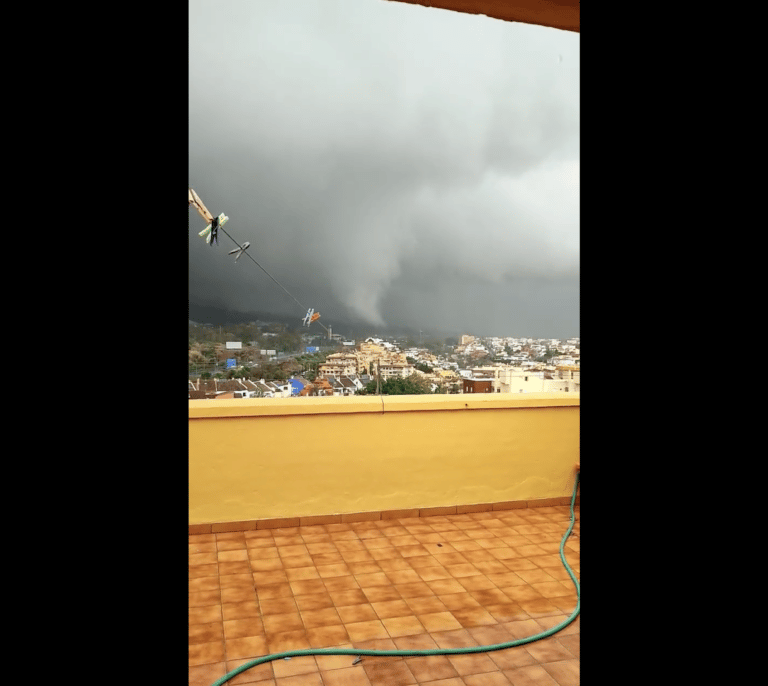 Un tornado causa daños materiales en Marbella