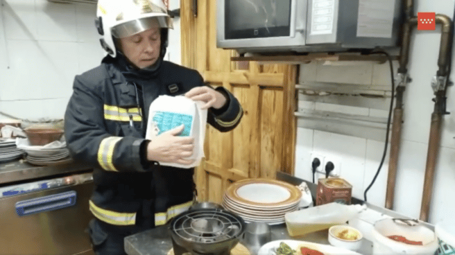 Bombero explicando los problemas del bidón en contacto con la fondue