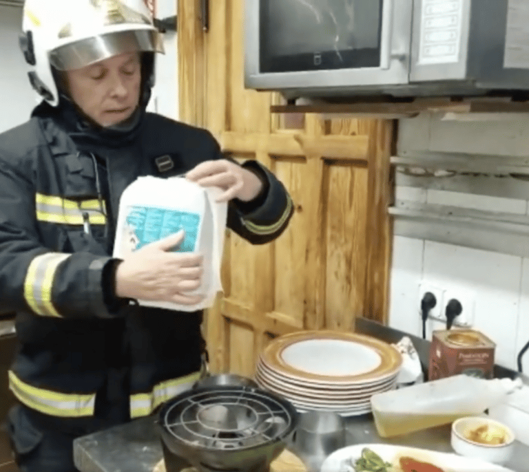 Tres trabajadores de un restaurante, quemados tras explotar un bidón de alcohol mientras rellenaban una fondue