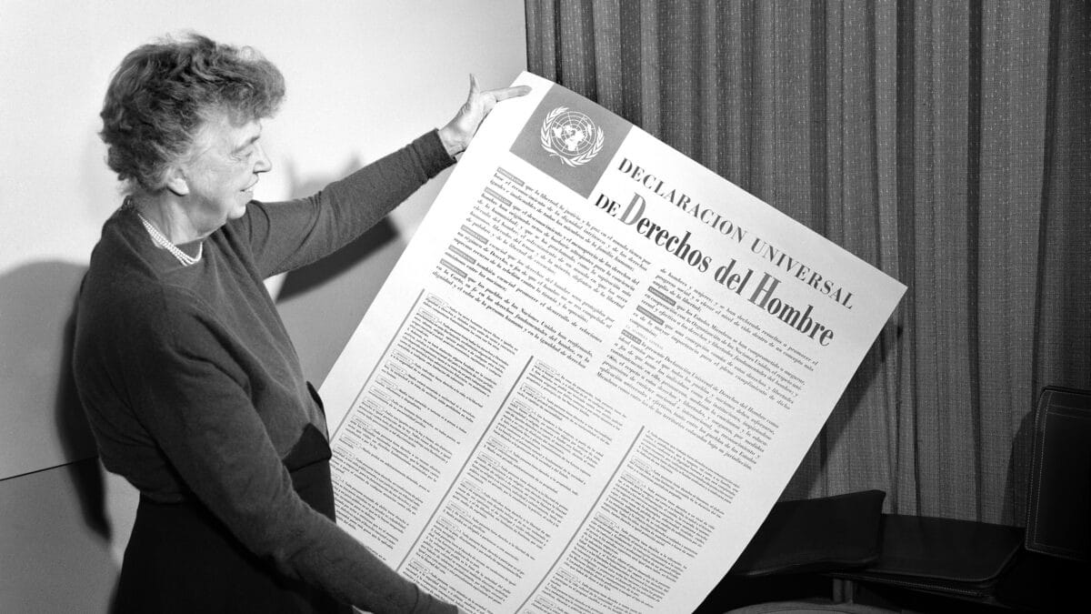 Eleanor Roosevelt con la declaración universal de derechos humanos