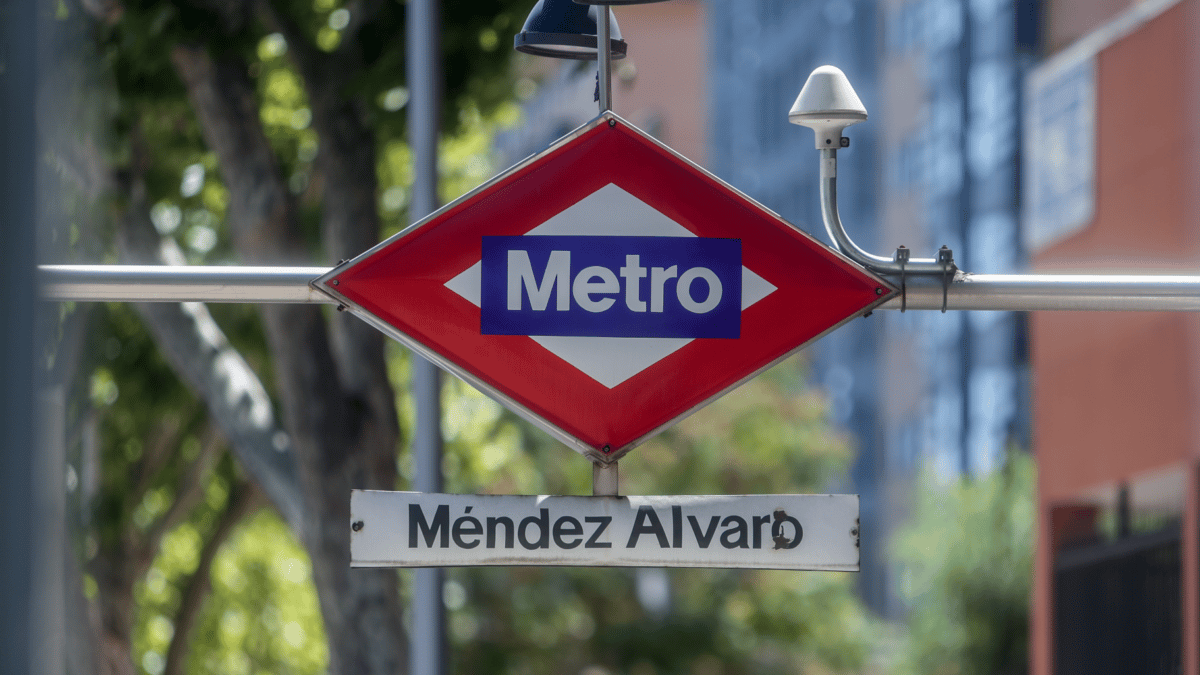 Aparecen pegatinas misteriosas en Metro de Madrid