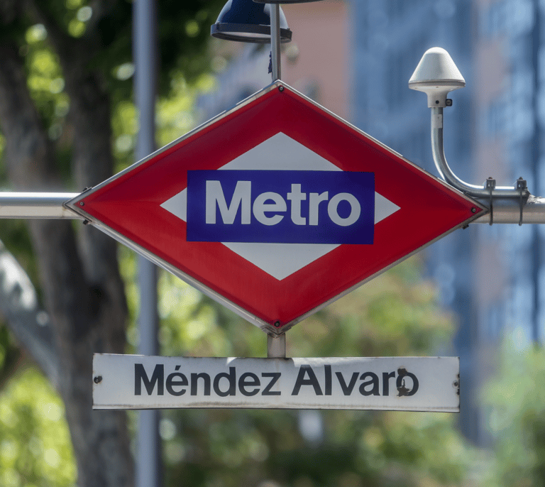 Metro de Madrid: Qué son las misteriosas pegatinas que han sorprendido a los viajeros