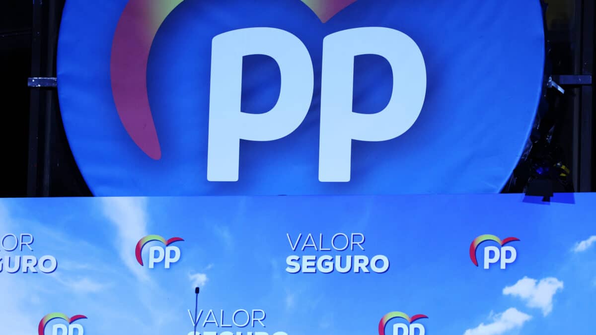 Detalle del logo y eslogan del PP.