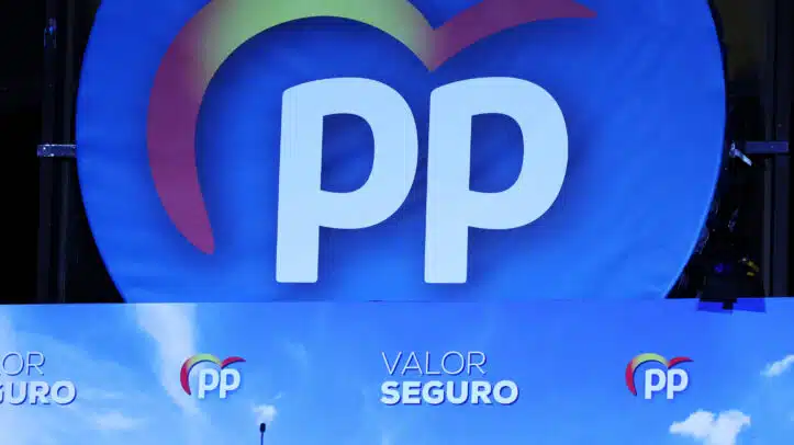 Detalle del logo y eslogan del PP.