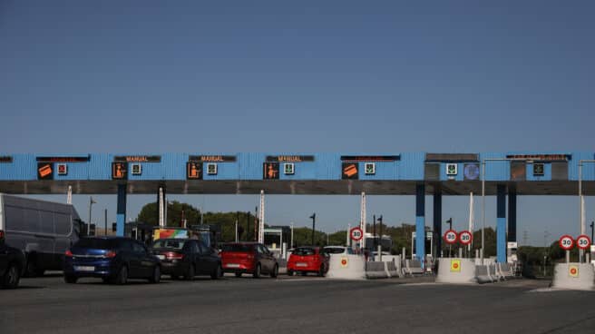 El Gobierno aprueba limitar al 4% la subida de los peajes Imágenes de recurso de la autopista de peaje Sevilla -Cádiz (AP-4), una de las tres concesiones que perderá el grupo Abertis en toda España.