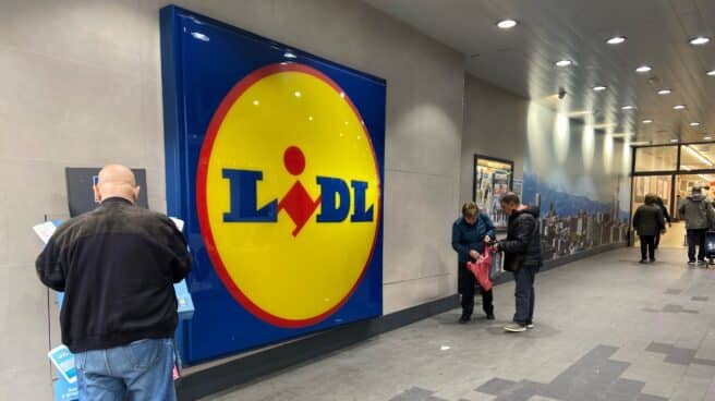 Entrada a un supermercado Lidl. Entrada a un supermercado Lidl.