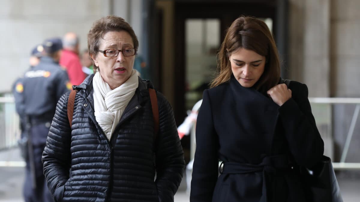 La ex consejera de Hacienda y Administraciones Públicas de la Junta de Andalucía, Carmen Martínez Aguayo (d), llegando al juicio del caso ERE en la Audiciencia Provincial