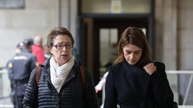 La ex consejera de Hacienda y Administraciones Públicas de la Junta de Andalucía, Carmen Martínez Aguayo (d), llegando al juicio del caso ERE en la Audiciencia Provincial