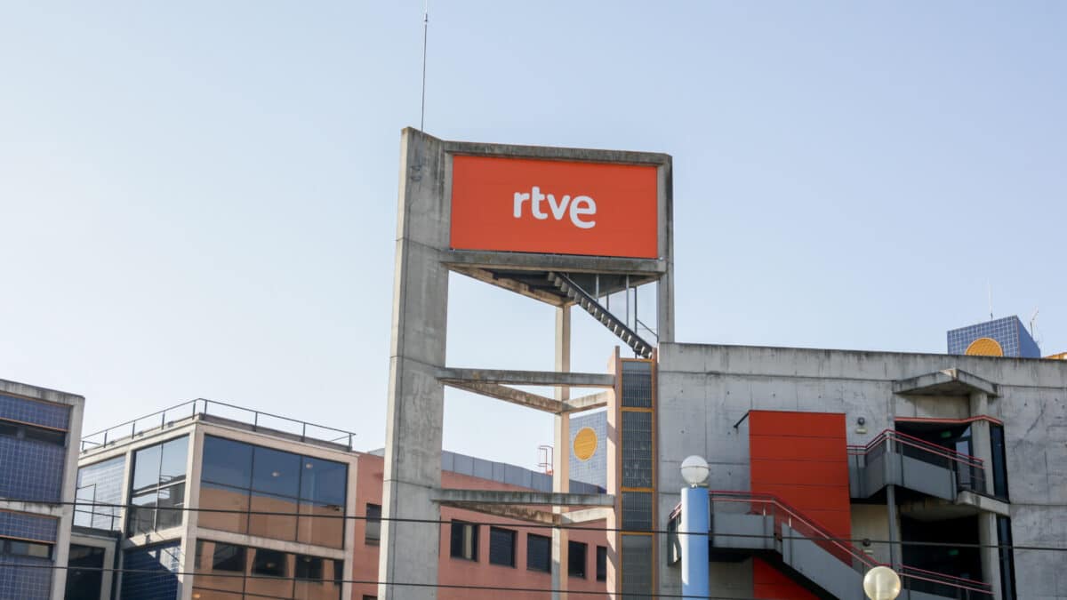 Logotipo de Radio Televisión Española en la torre de la sede de Prado del Rey, Madrid (España).