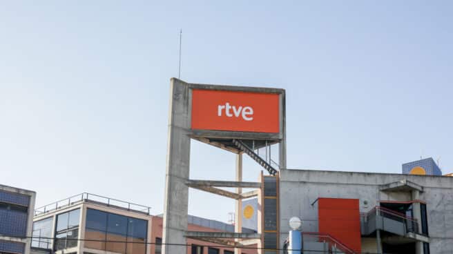 Logotipo de Radio Televisión Española en la torre de la sede de Prado del Rey, Madrid (España).