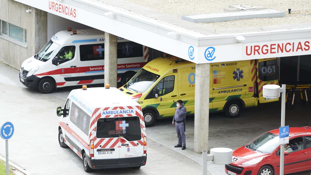 Ambulancias y personal sanitario en el Hospital Marqués de Valdecilla
