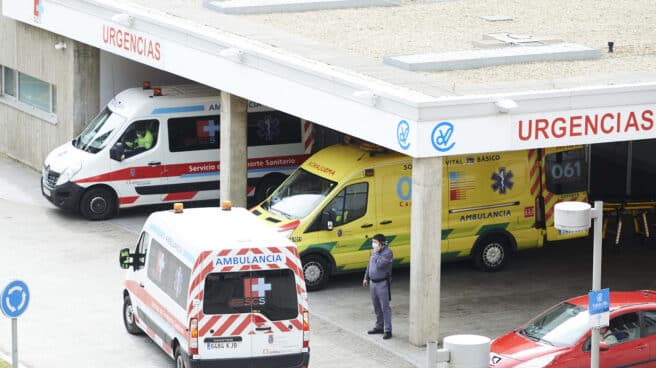 Ambulancias y personal sanitario en el Hospital Marqués de Valdecilla
