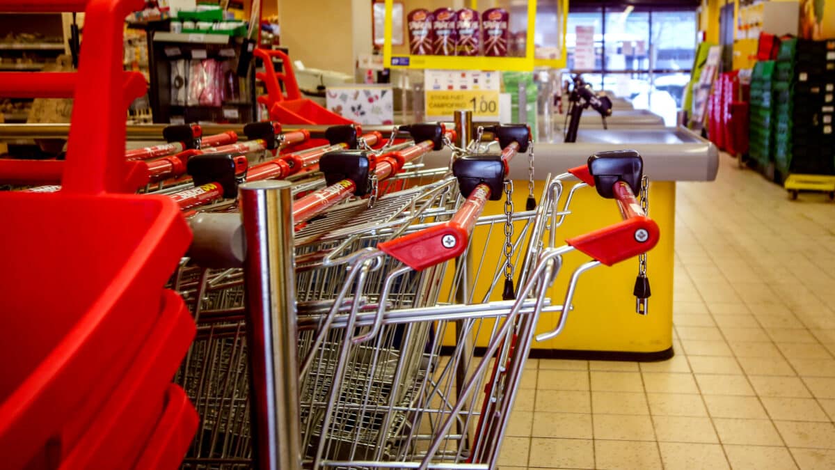 Carros en un supermercado.