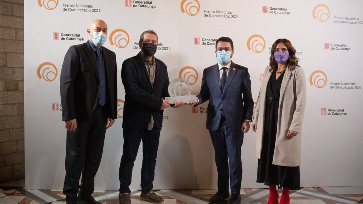 Los periodistas Saül Gordillo (1i) y Carles Porta (2i) reciben el Premio Nacional de Radiodifusión acompañados del president de la Generalitat, Pere Aragonès (2d); y la consellera de la Presidencia, Laura Vilagrà (1d)