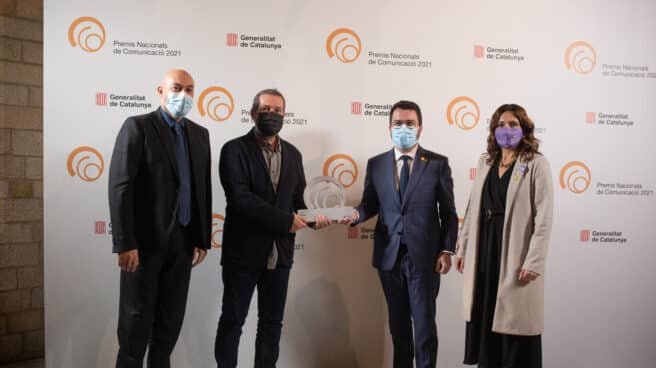 El periodista Saül Gordillo, denunciado por agresión sexual Los periodistas Saül Gordillo (1i) y Carles Porta (2i) reciben el Premio Nacional de Radiodifusión acompañados del president de la Generalitat, Pere Aragonès (2d); y la consellera de la Presidencia, Laura Vilagrà (1d)