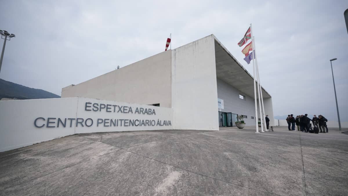 Entrada del centro penitenciario Álava, en el día de la presentación del documental de EiTB 'Historias de la cárcel', en el centro penitenciario de Zaballa