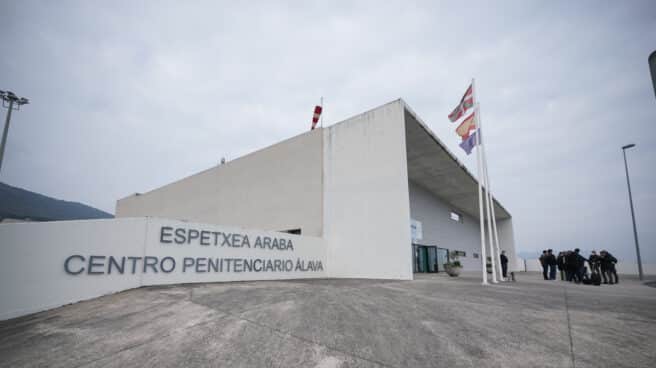 Entrada del centro penitenciario Álava, en el día de la presentación del documental de EiTB 'Historias de la cárcel', en el centro penitenciario de Zaballa