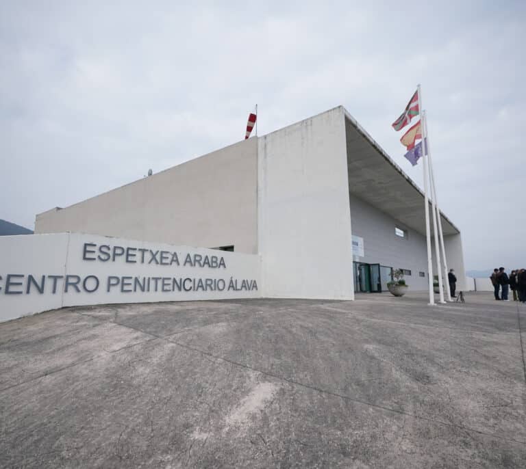 Interior acerca a siete presos de ETA, entre ellos los asesinos de Ernest Lluch y el matrimonio Jiménez-Becerril