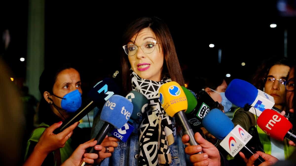 La delegada del Gobierno en Melilla, Sabrina Moh, responde a los medios en la frontera de España y Marruecos en Melilla