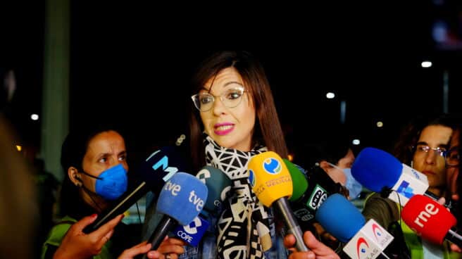 La delegada del Gobierno en Melilla, Sabrina Moh, responde a los medios en la frontera de España y Marruecos en Melilla
