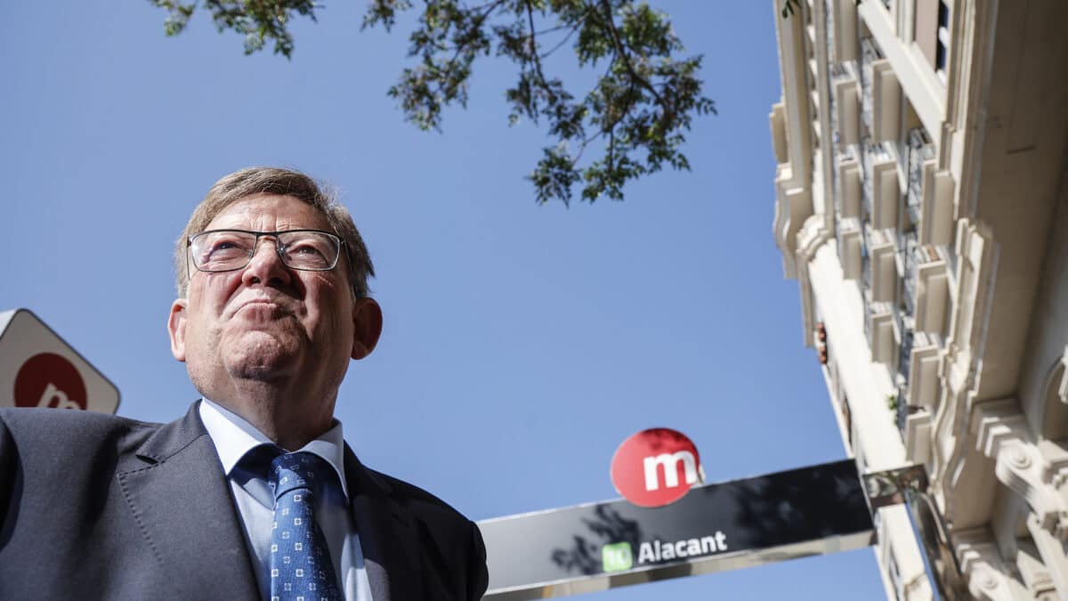 El president de la Generalitat Valenciana, Ximo Puig, a su llegada al metro para el acto de puesta en servicio de la Línea 10 de Metrovalencia