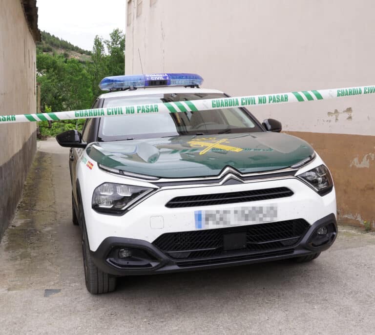 Detienen a un hombre por profanar cinco sepulturas y extraer los ataúdes con restos humanos en un cementerio de Valencia