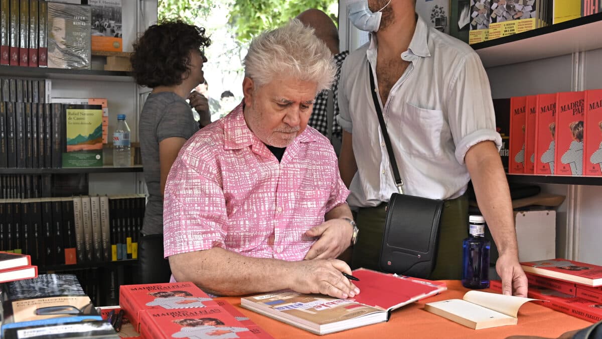 Pedro Almodóvar firma libros en la Feria del Libro de Madrid