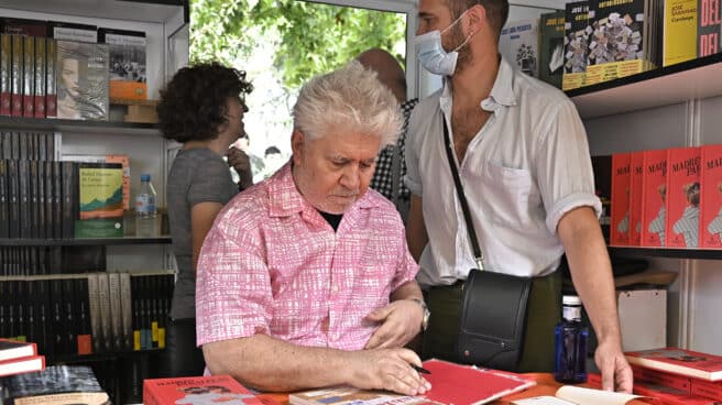 Pedro Almodóvar firma libros en la Feria del Libro de Madrid