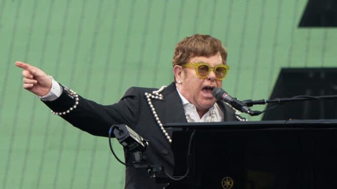 Elton John durante un concierto Elton John durante un concierto