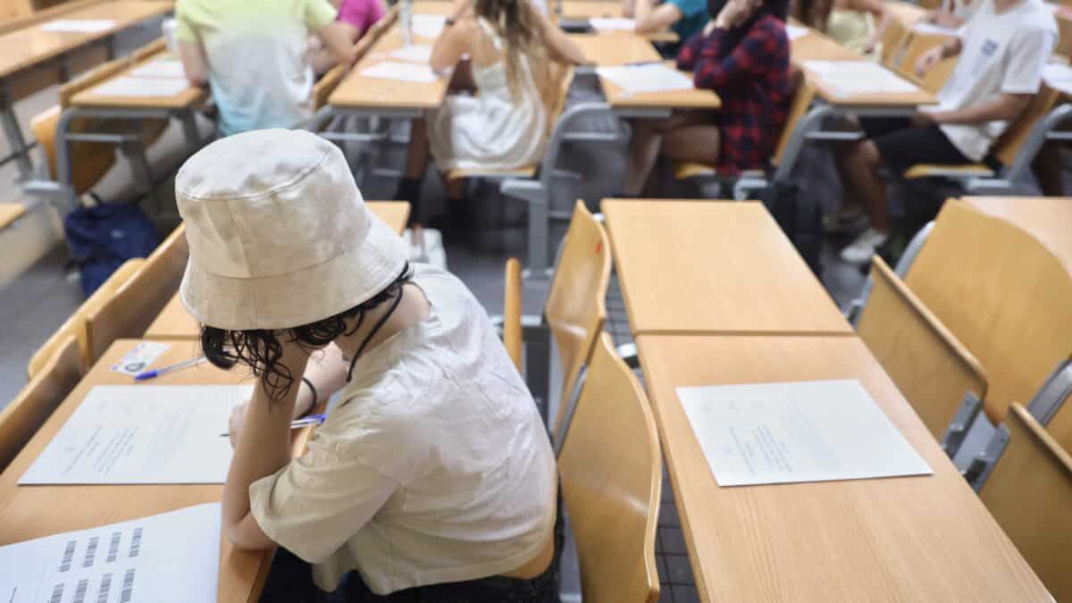 Un estudiante realiza uno de los exámenes de la convocatoria extraordinaria de la Evaluación para el Acceso a la Universidad (EvAU)