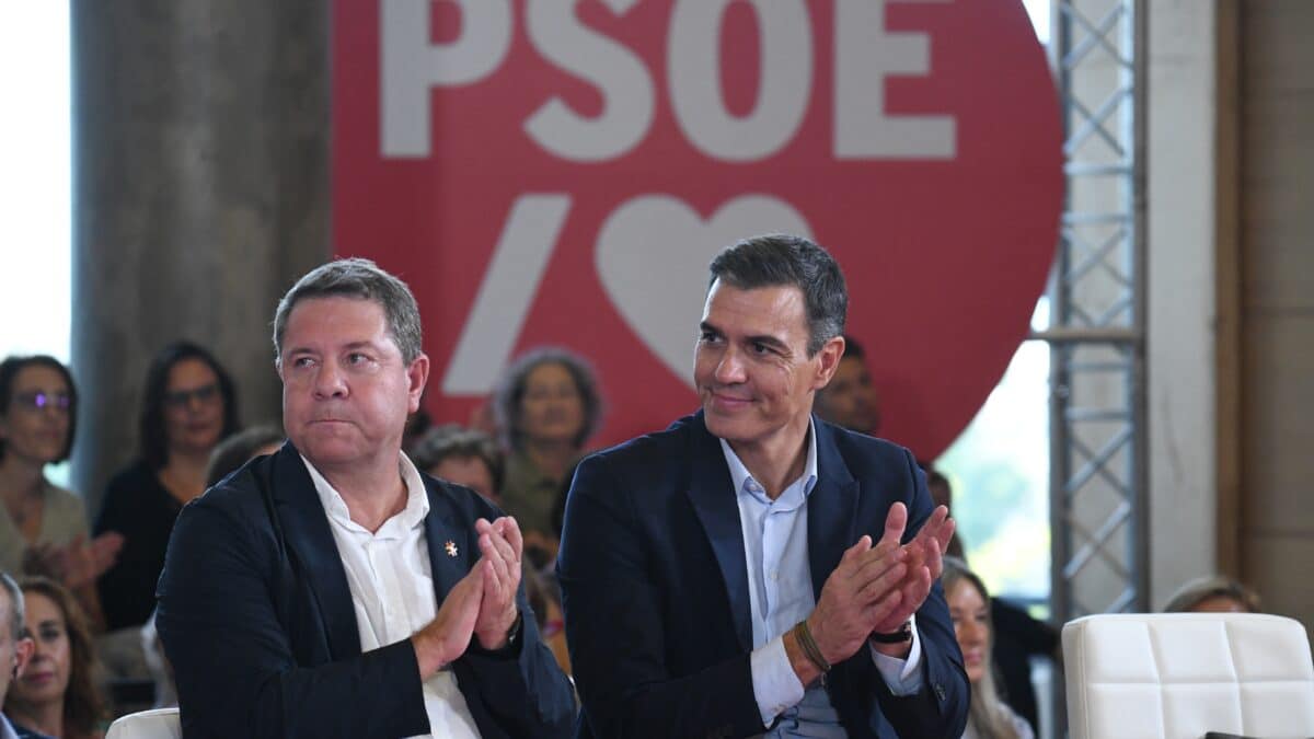 El presidente de Castilla-La Mancha y secretario general del PSCM-PSOE, Emiliano García-Page (i), y el secretario general del PSOE y presidente del Gobierno, Pedro Sánchez, en un acto de la campaña 'El Gobierno de la Gente', en el Palacio de Congresos, a 15 de septiembre de 2022, en Toledo, Castilla-La Mancha (España). Este acto se enmarca dentro de una campaña creada con el fin de acercarse a la población de cada territorio y presentar las medidas puestas en marcha para paliar los efectos económicos de la Guerra en Ucrania.