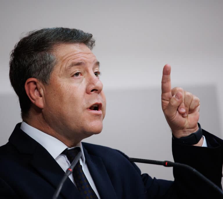El PP escribe a Page: "No cuela Emiliano. Obedeces sin rechistar a Sánchez"
