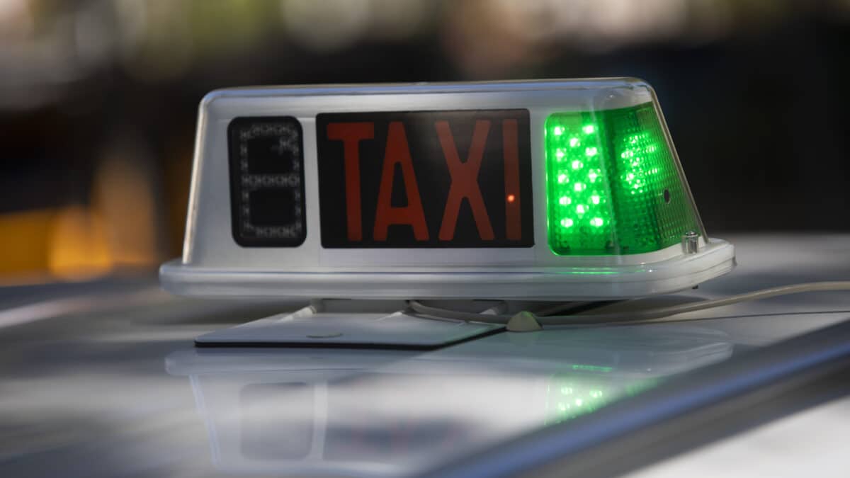 Detalle de un taxi en su parada, el día en que se aprobará el decreto para regular VTC en Andalucía.
