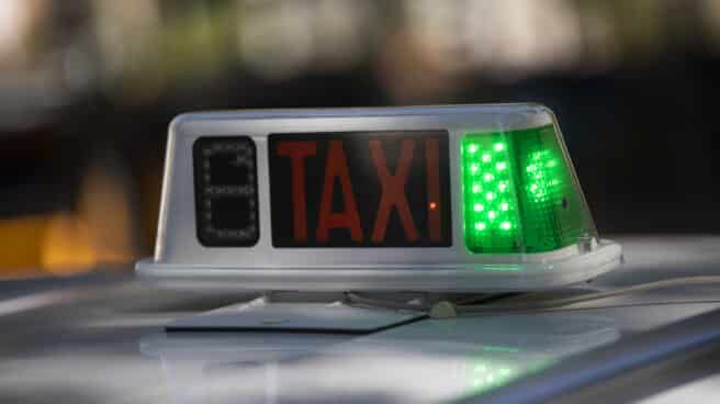 Detalle de un taxi en su parada, el día en que se aprobará el decreto para regular VTC en Andalucía.