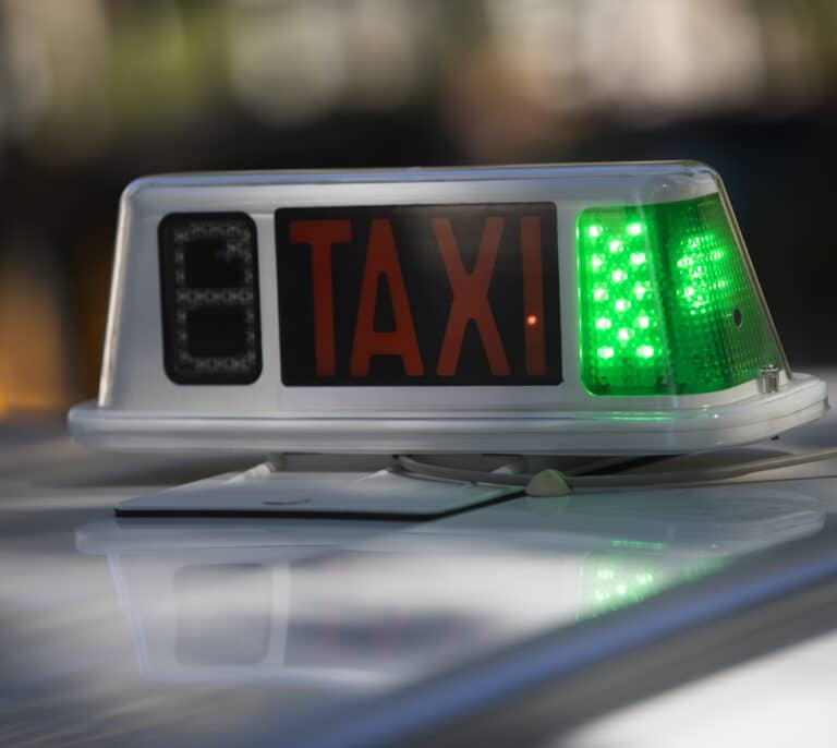 Detenido un taxista por cuadruplicar la tasa de alcohol y conducir con el carné retirado