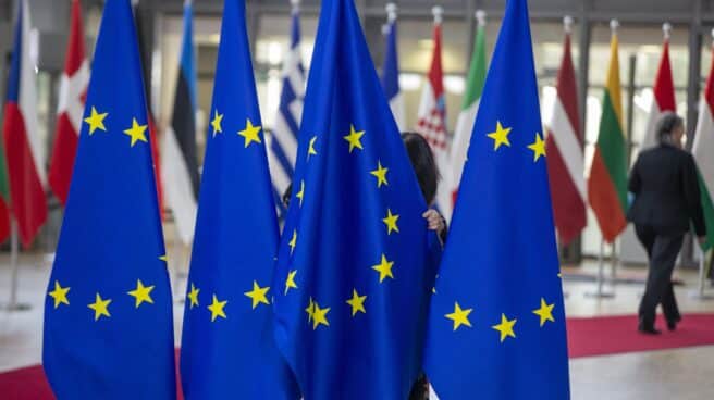 La UE fija un tope de 60 dólares por barril de petróleo ruso Banderas de la Unión Europea