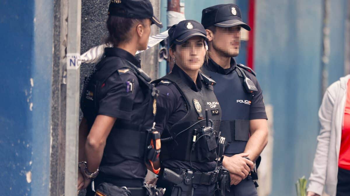 Varios agentes de Policía durante los trabajos de inspección de la Policía Nacional y Científica