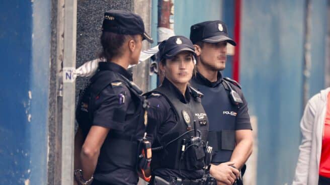 Varios agentes de Policía durante los trabajos de inspección de la Policía Nacional y Científica Varios agentes de Policía durante los trabajos de inspección de la Policía Nacional y Científica
