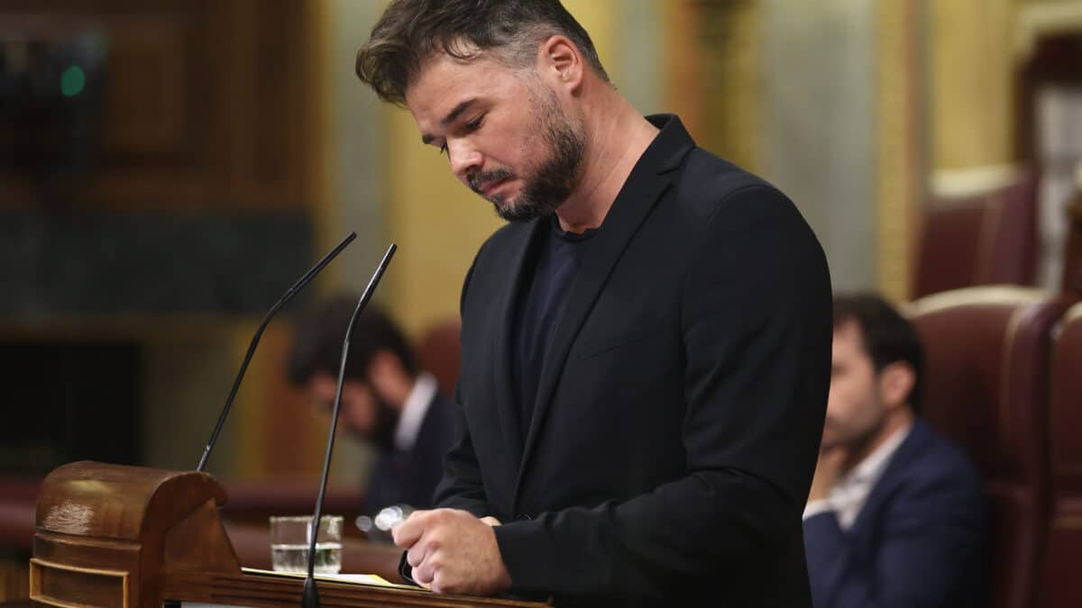 El portavoz parlamentario de ERC en el Congreso, Gabriel Rufián, interviene durante una sesión plenaria en el Congreso de los Diputados, a 13 de octubre de 2022, en Madrid (España). El presidente del Gobierno acude al Congreso para informar sobre la cumbre europea celebrada en Praga la semana pasada y las medidas del Gobierno para afrontar la crisis derivada de la guerra de Ucrania. Además durante el pleno se dará cuenta sobre los avances en la negociación del Midcat, las ayudas sociales, el plan de contingencia energética y las líneas generales de los Presupuestos Generales del Estado (PGE).