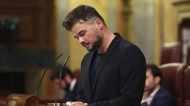 El portavoz parlamentario de ERC en el Congreso, Gabriel Rufián, interviene durante una sesión plenaria en el Congreso de los Diputados, a 13 de octubre de 2022, en Madrid (España). El presidente del Gobierno acude al Congreso para informar sobre la cumbre europea celebrada en Praga la semana pasada y las medidas del Gobierno para afrontar la crisis derivada de la guerra de Ucrania. Además durante el pleno se dará cuenta sobre los avances en la negociación del Midcat, las ayudas sociales, el plan de contingencia energética y las líneas generales de los Presupuestos Generales del Estado (PGE).