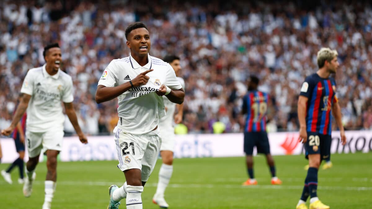 Rodrygo Goes del Real Madrid celebra un gol contra el Barcelona