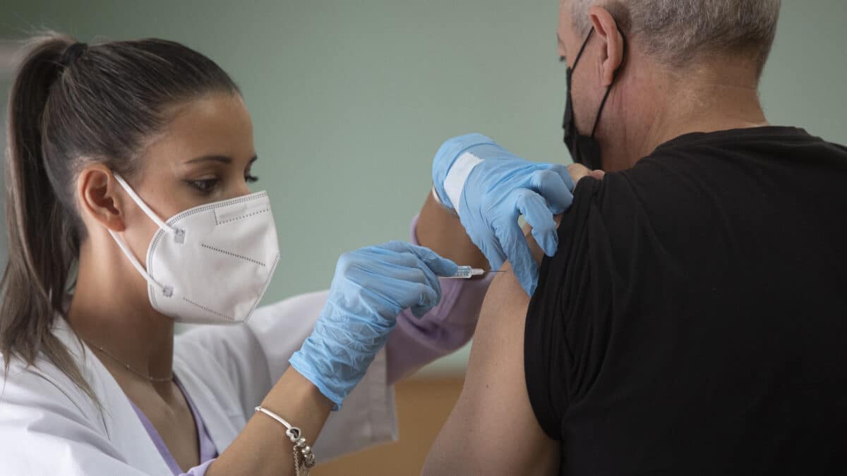 Una enfermera vacuna a un hombre contra la gripe y el Covid este otoño en Sevilla.