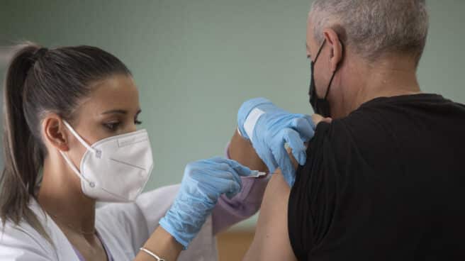 Una enfermera vacuna a un hombre contra la gripe y el Covid este otoño en Sevilla.