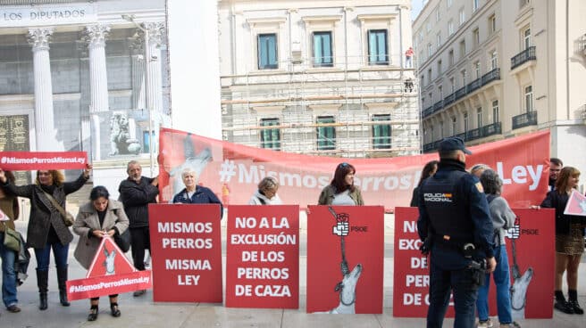 Un agente de policía mantiene el orden en una concentración por la defensa de los derechos de los animales frente al Congreso de los Diputados