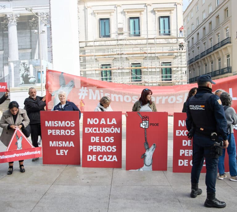 El PSOE tuerce el brazo a Podemos y saca adelante la enmienda que excluye a los perros de caza de la ley animal