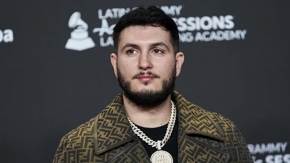 Omar Montes, cantante, posa en el photocall del concierto acústico de los Latin Grammy