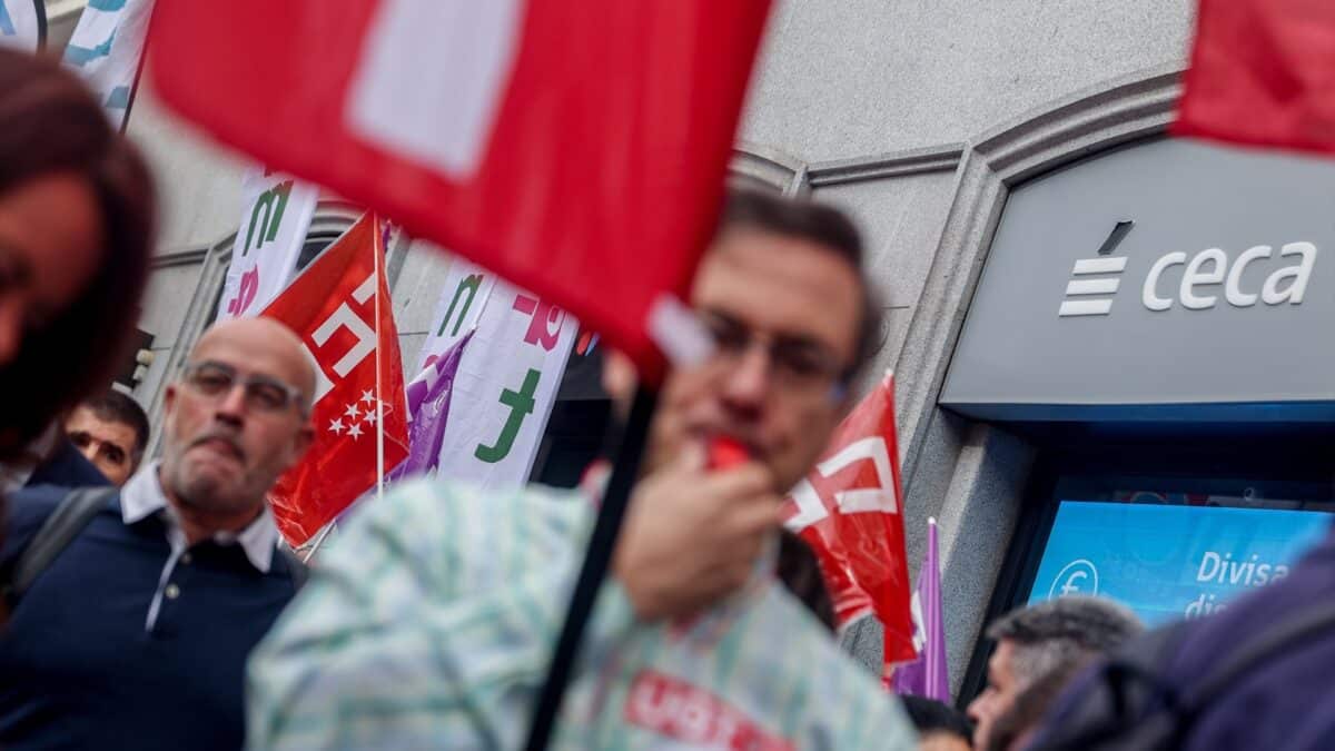 Empleados del sector financiero se concentran para pedir una compensación salarial que les permita hacer frente a la pérdida de poder adquisitivo causada por la subida de la inflación, en Madrid.