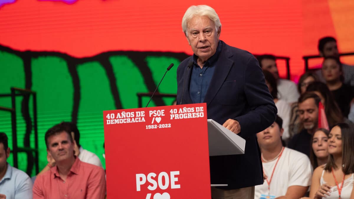 El expresidente del gobierno Felipe González dirigiendose al público en el acto organizado por el PSOE para conmemorar el 40 aniversario de la primera victoria electoral socialista