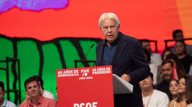 El expresidente del gobierno Felipe González dirigiendose al público en el acto organizado por el PSOE para conmemorar el 40 aniversario de la primera victoria electoral socialista