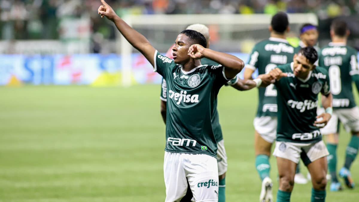 El jugador de Palmeiras Endrick Felipe (L) celebra la victoria de 4-0 después del partido de fútbol de la serie A brasileña